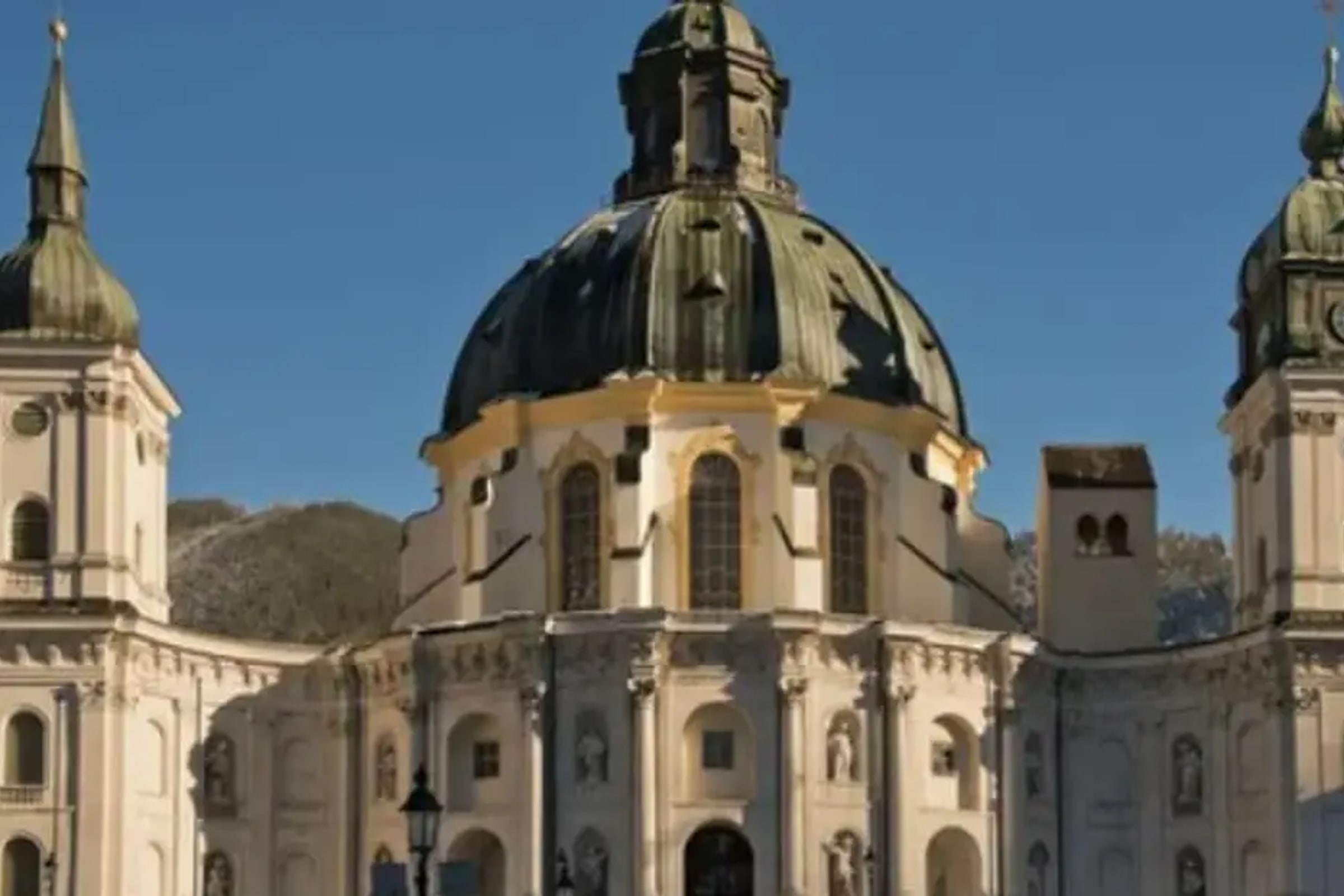 Private Mini Van Tour to Neuschwanstein Castle, Linderhof, Ettal & Oberammergau